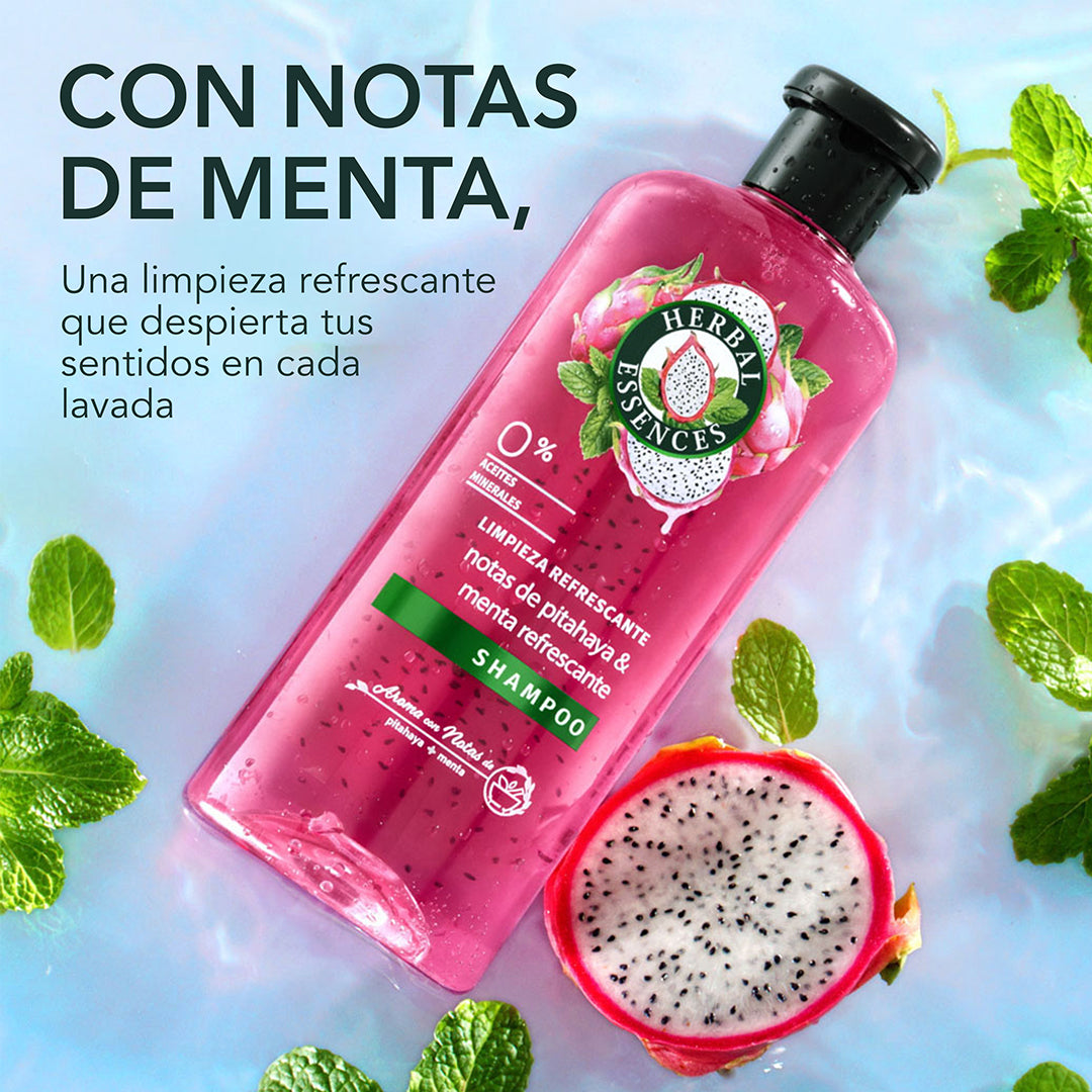Shampoo Herbal Essences Pitahaya y Menta recostado sobre fondo azul acuático con pitahaya y hojas de menta con texto Con Notas de Menta limpieza refrescante