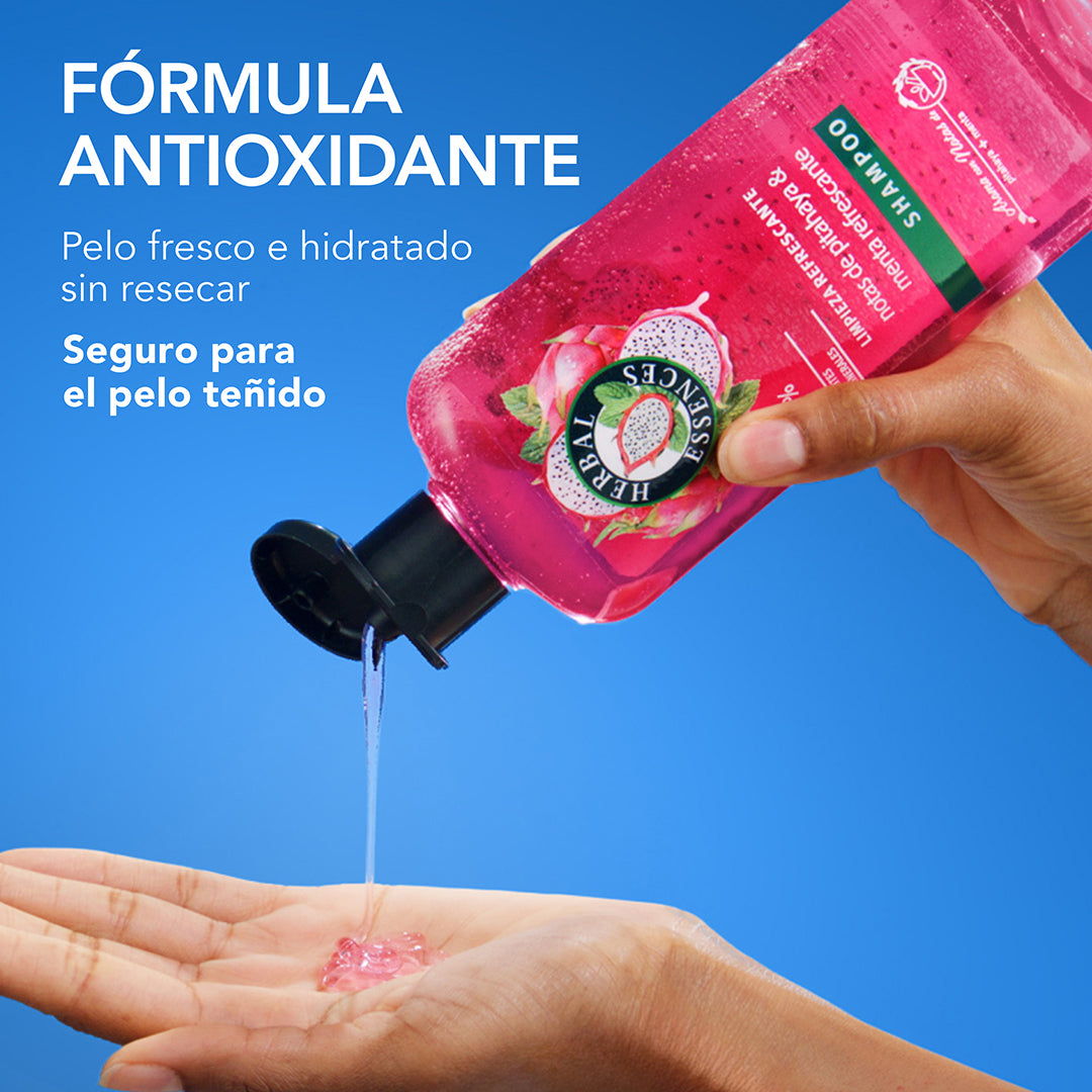 Mano aplicando shampoo Herbal Essences Pitahaya y Menta con texto Fórmula Antioxidante pelo fresco e hidratado seguro para el pelo teñido