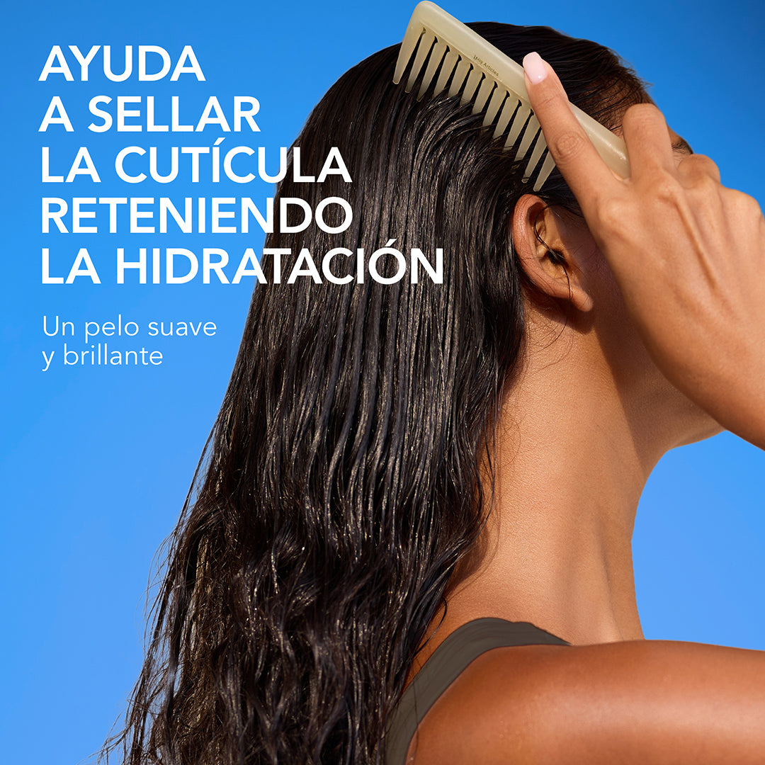 Mujer peinando su cabello húmedo con peine sobre fondo azul con texto Ayuda a sellar la cutícula reteniendo la hidratación para un pelo suave y brillante