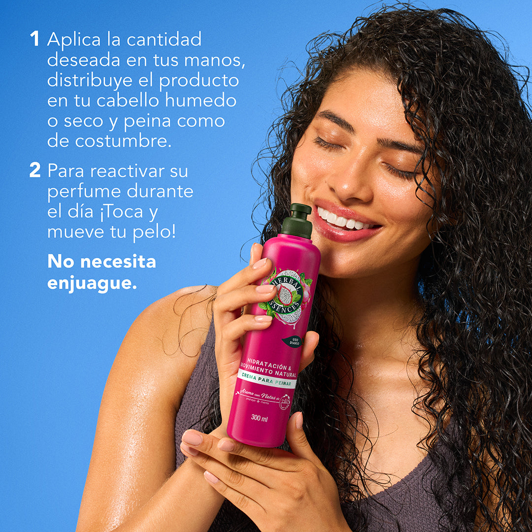 Mujer sonriendo sosteniendo Crema para Peinar Herbal Essences Pitahaya y Menta con instrucciones de uso aplica en cabello húmedo o seco no necesita enjuague