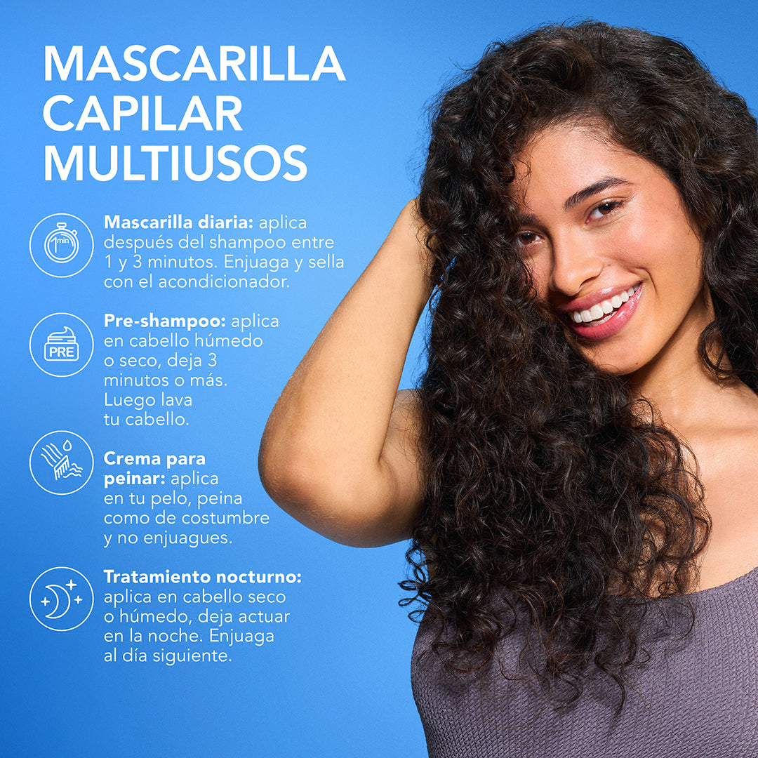 Mujer con cabello rizado sonriendo con instrucciones de uso de Mascarilla Capilar Multiusos Herbal Essences Pitahaya y Menta como mascarilla diaria pre-shampoo crema de peinar y tratamiento nocturno