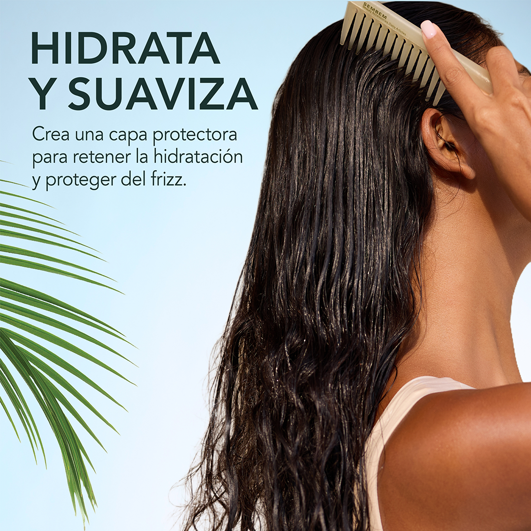 Una mujer peinándose el cabello: crea una capa protectora para retener la hidratación