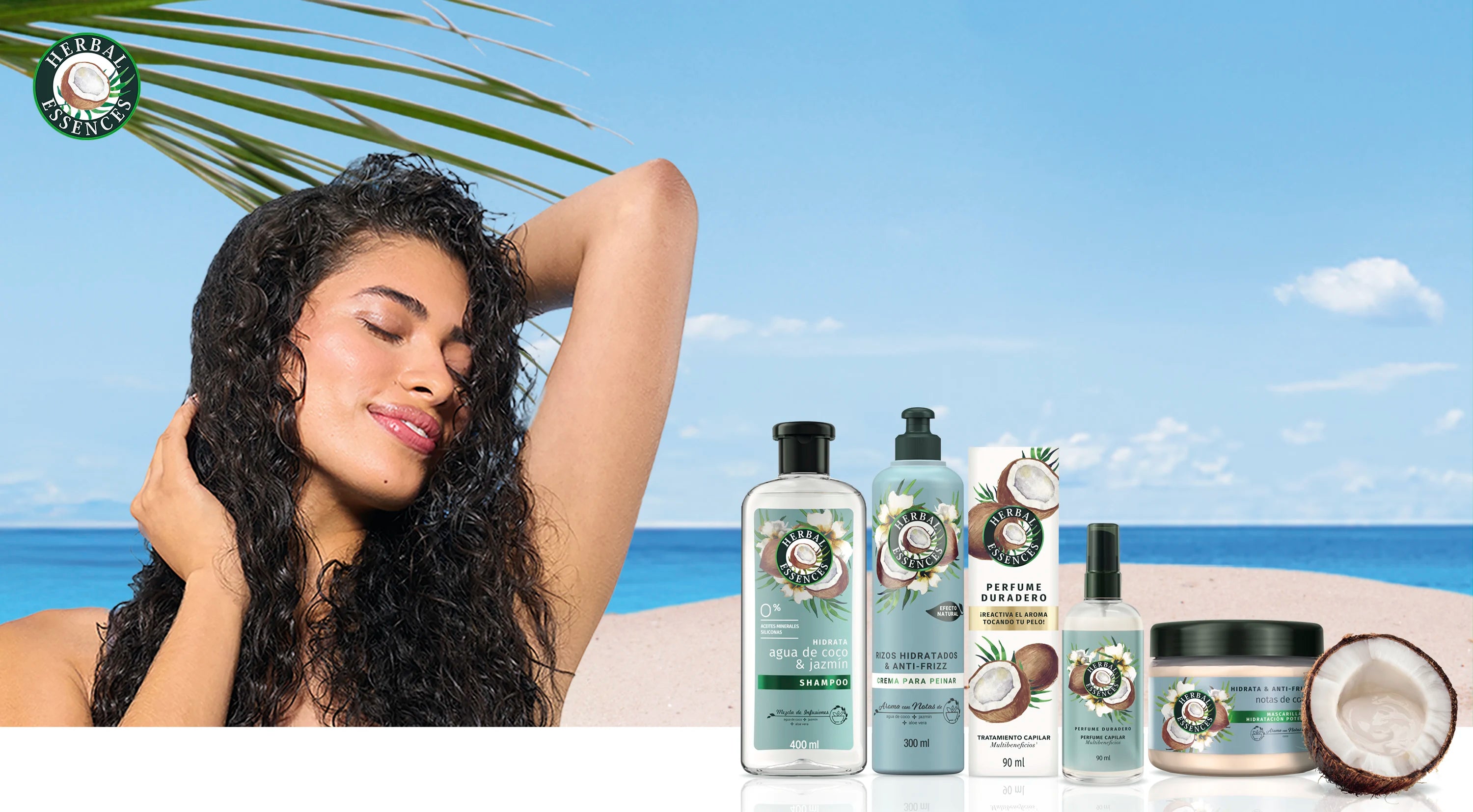 Mujer con cabello crespo en la playa, junto a la colección completa de agua de coco
