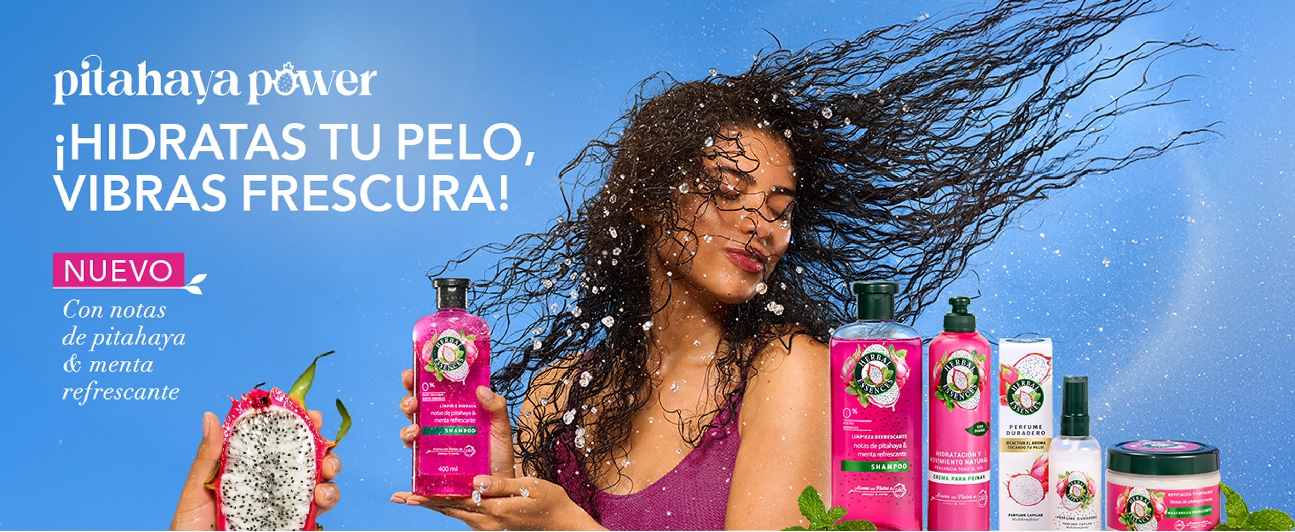 Pitahaya Power: ¡Hidratas tu pelo, vibras frescura! Nuevo, con notas de pitahaya y menta refrescante. Mujer de cabello mojado sosteniendo la colección Herbal Essences Pitahaya y Menta (shampoo, crema para peinar, perfume capilar y mascarilla).