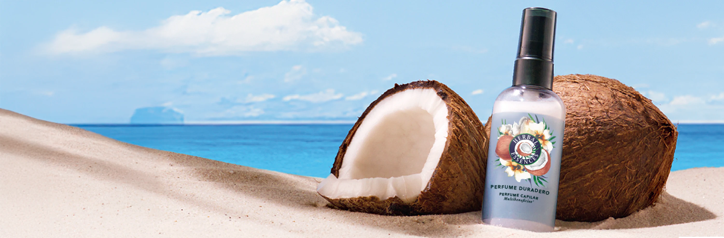 El Perfume Capilar Duradero Multibeneficios junto a unos cocos en la playa