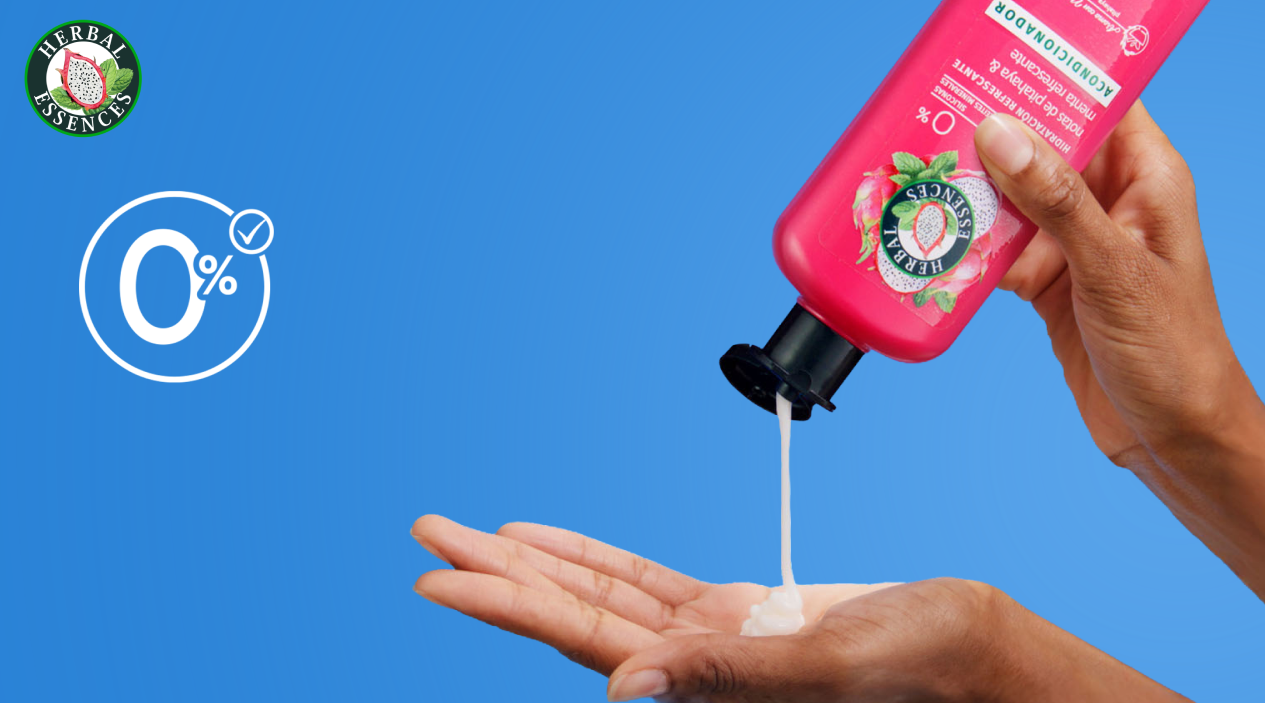 Mano aplicando Acondicionador Herbal Essences Pitahaya y Menta con texto 0% Siliconas y Aceites Minerales hidratación refrescante y revitalizante