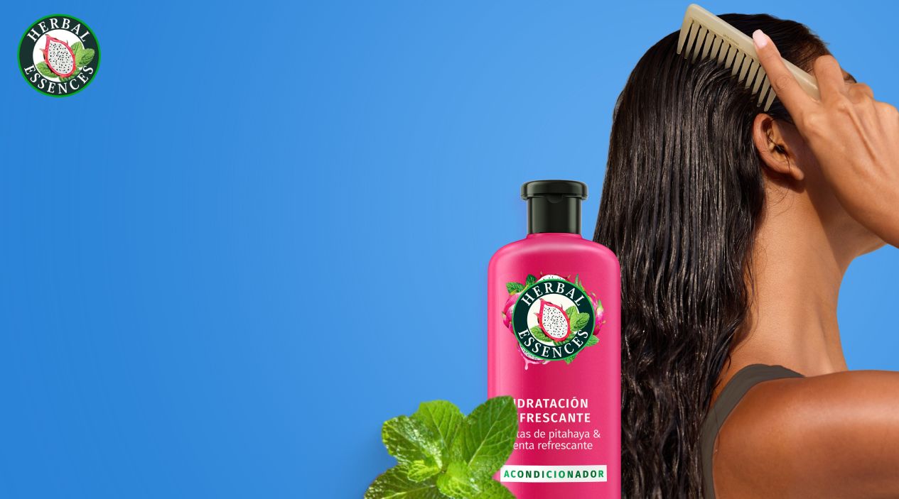 Mujer peinando su cabello húmedo con Acondicionador Herbal Essences Pitahaya y Menta con texto Ayuda a sellar la cutícula para un cabello más suave y brillante