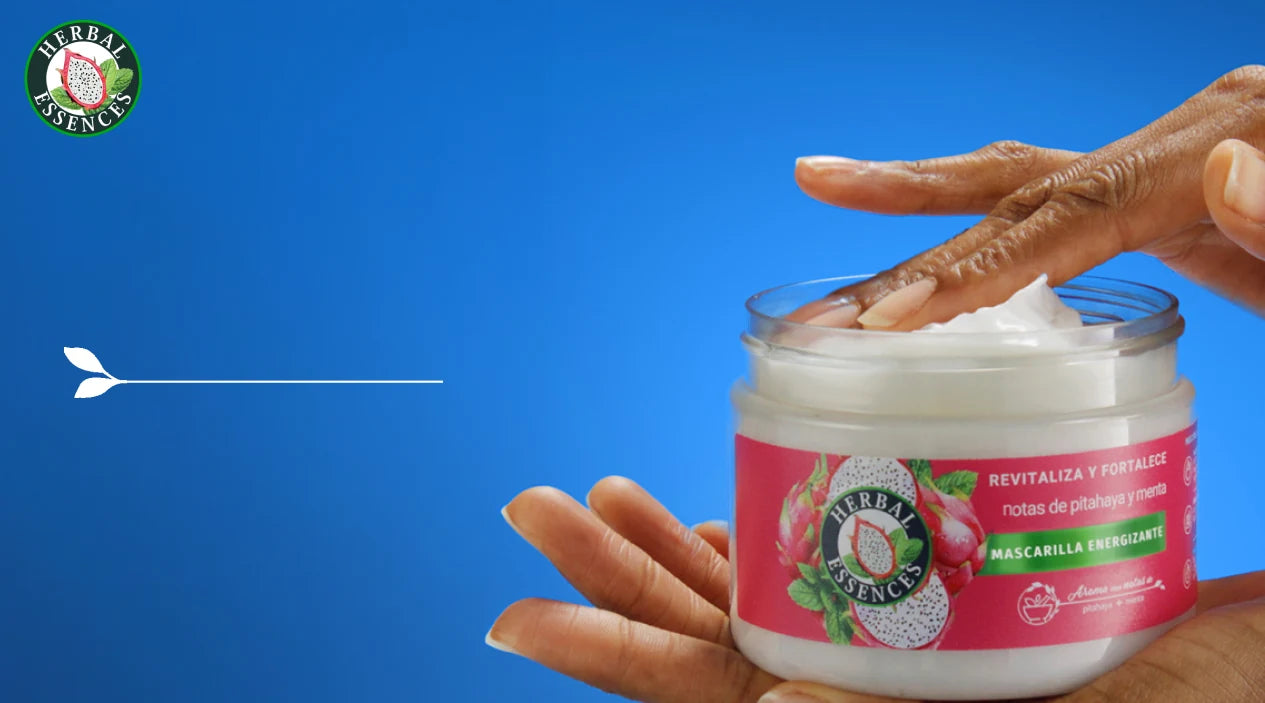 Manos abriendo Mascarilla Capilar Herbal Essences Pitahaya y Menta con texto Destapa una Experiencia cabello revitalizado y aroma tropical